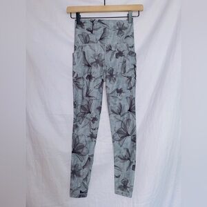 Athleta Gray Floral Salutation Stash Pocket M Print 7/8 Tight Leggings size XXS